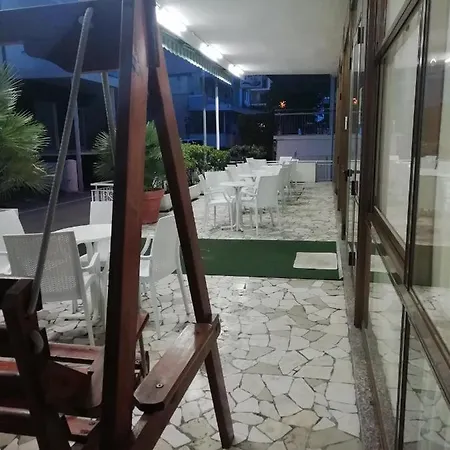 מלון Mediterraneo 3*